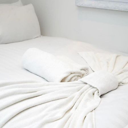Апартаменты Cozy Single Level Flat With Parking Энфилд Экстерьер фото