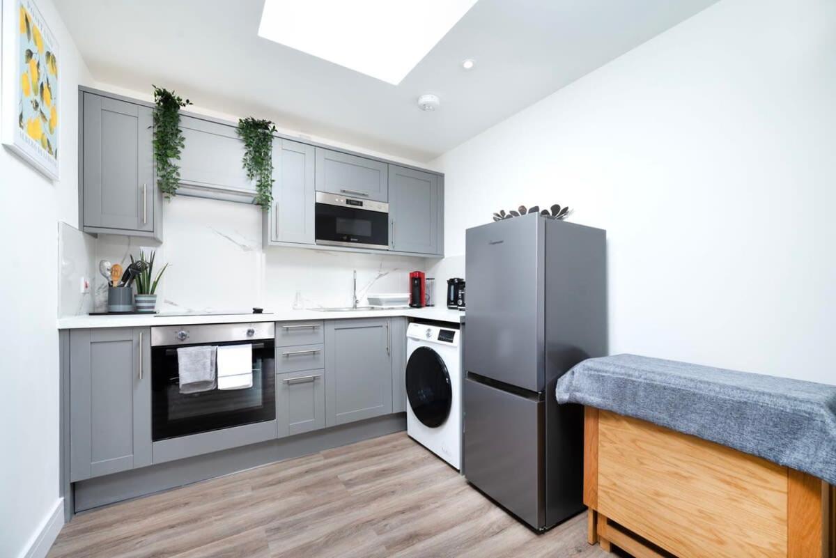 Апартаменты Cozy Single Level Flat With Parking Энфилд Экстерьер фото